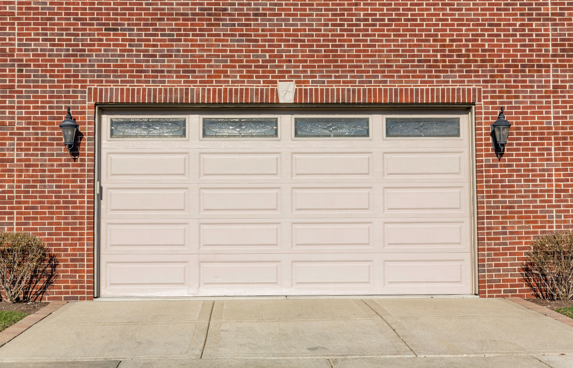 Garažna vrata lahko močno vplivajo na izgled hiše